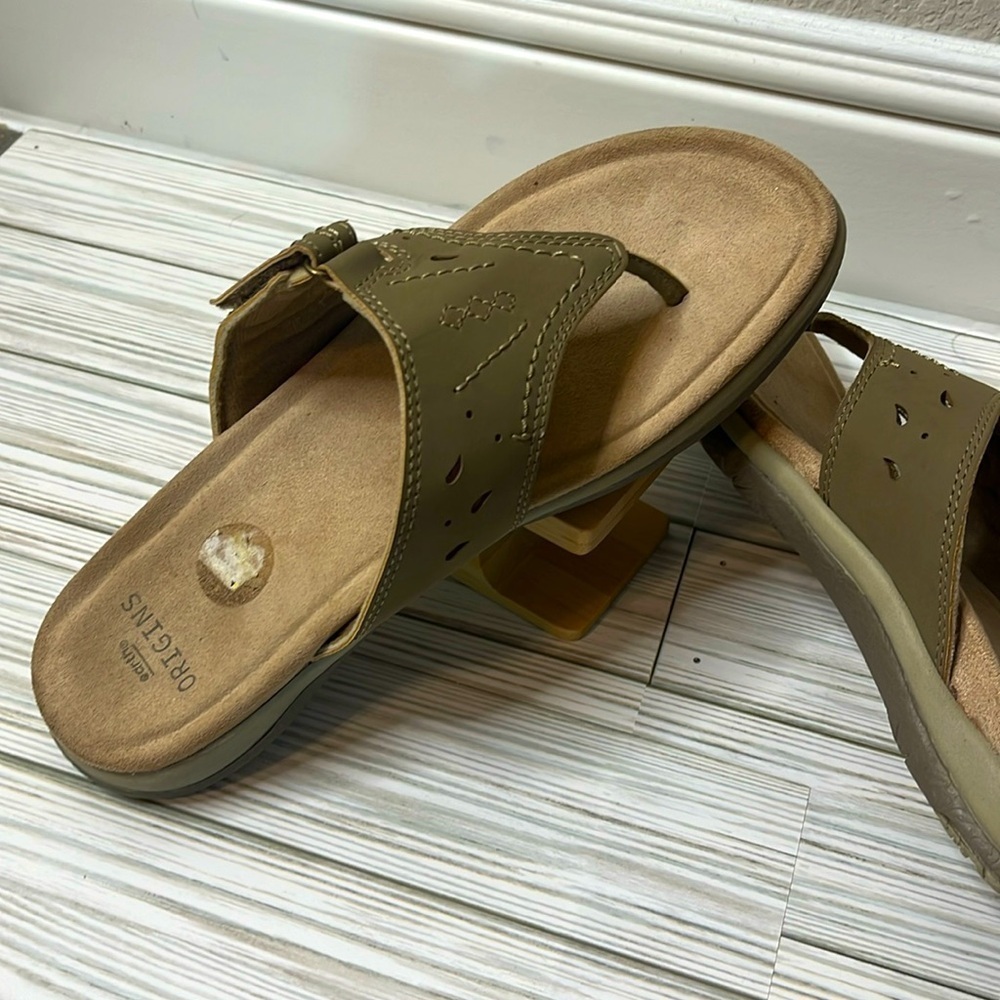 Women’s Earth Origins Tan Suede Padded Thong Sandals SZ 9